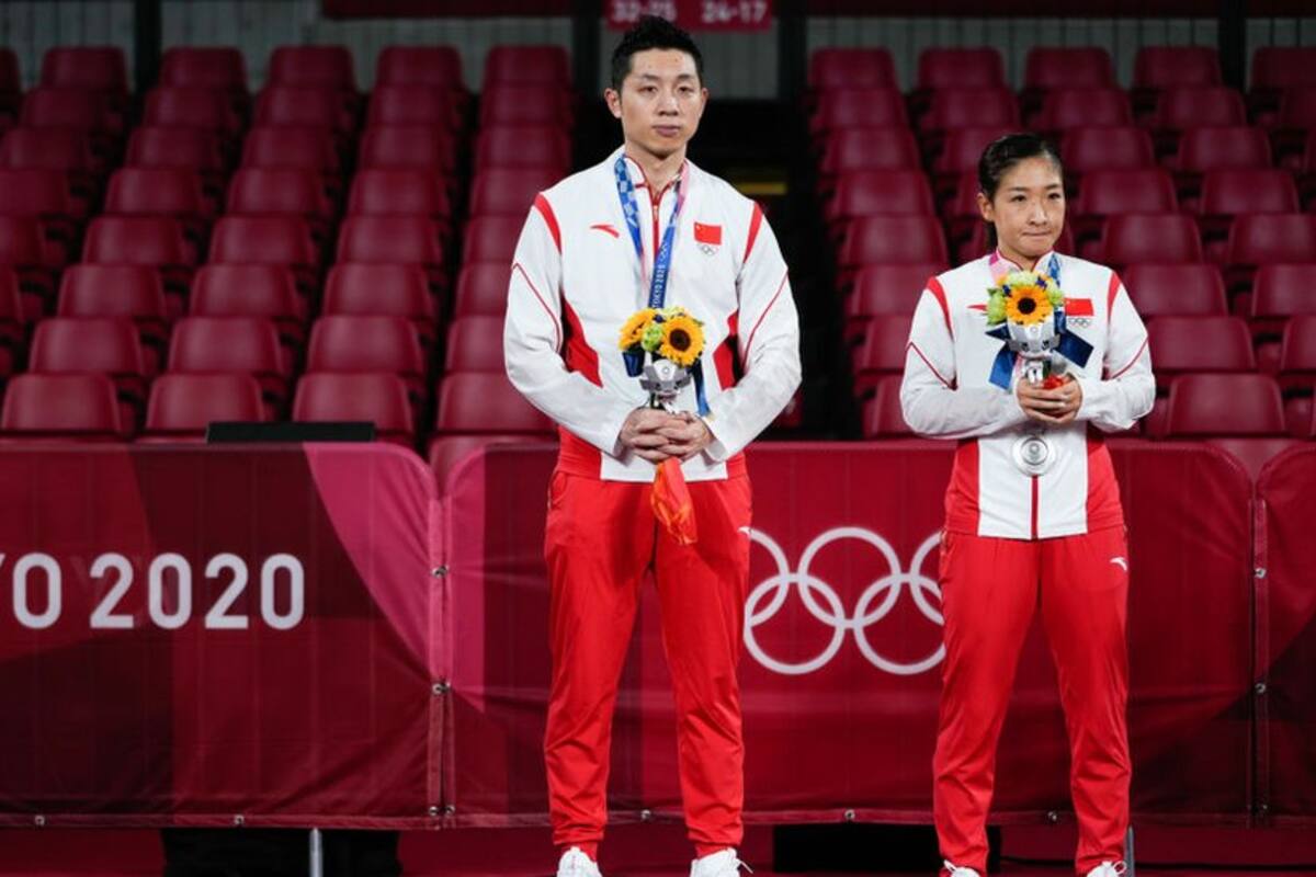Para algunos internautas chinos, la medalla de plata de Xu Xin (izquierda) y Liu Shiwen en tenis de mesa no alcanzó.