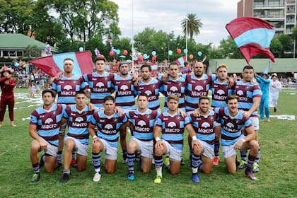 Para algunos, una foto que será inolvidable: los 15 titulares de la tarde de un nuevo ascenso de Atlético del Rosario.