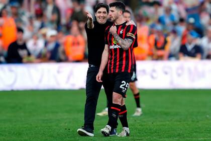 "Para allá", Andoni Iraola Sagarna, el DT de Bournemouth, conversa con Marcos Senesi, convertido en un líder