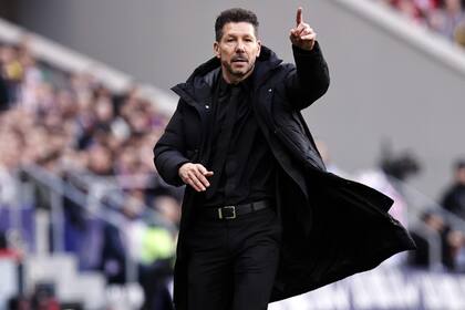 Para allá: Simeone da una indicación durante un partido de Atlético Madrid