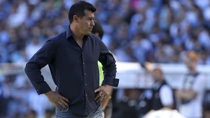 Otro Almirón, más joven, dirigiendo a Lanús ante River