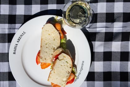 Para almorzar, el sandwich de trucha puede salir con una copa de muy buen vino blanco