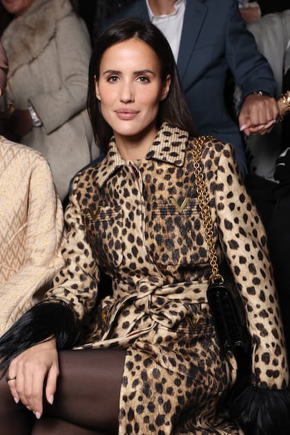 Para aplaudir Vertigineux, lo nuevo de Valentino, la diseñadora y empresaria Alex Rivière eligió un cloth coat de estampa animal con mangas decoradas con plumas y las clásicas V doradas en los bolsillos superiores.