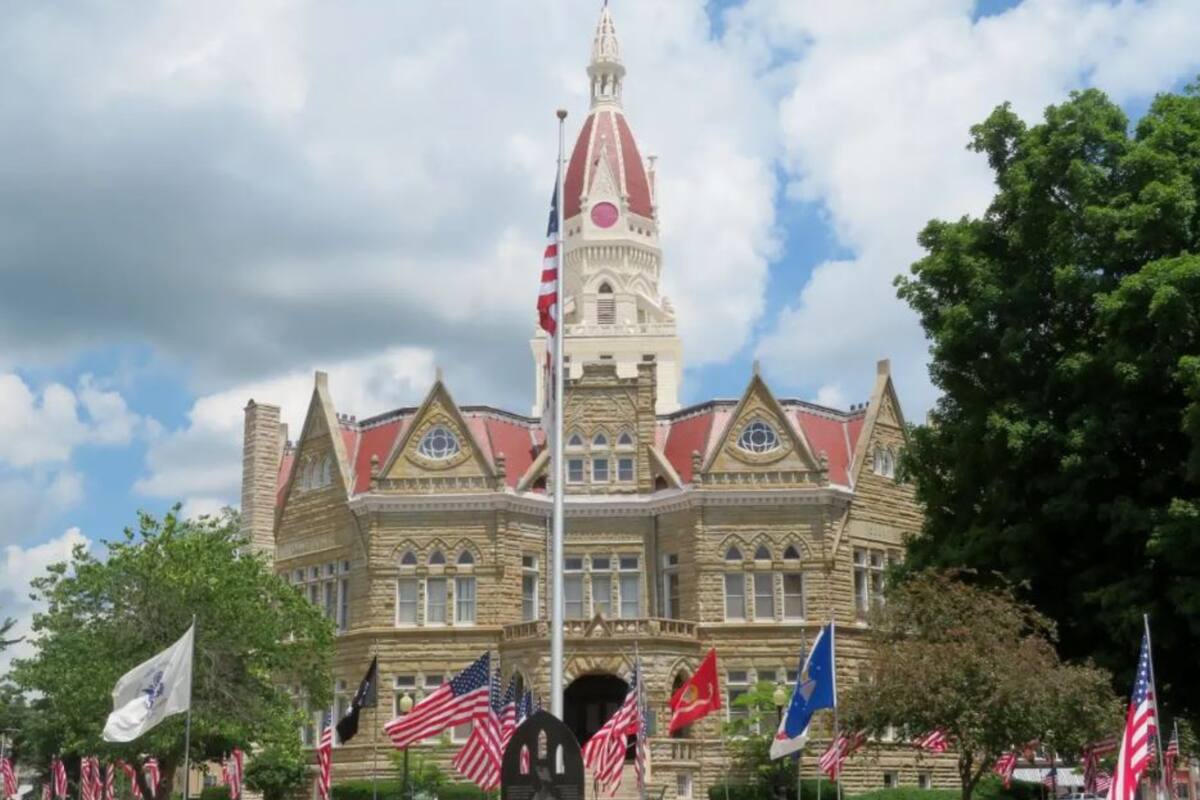 Para aplicar a la oferta de Pittsfield se debe ser trabajador remoto contratado o autónomo y ganar más de 65 mil dólares al año