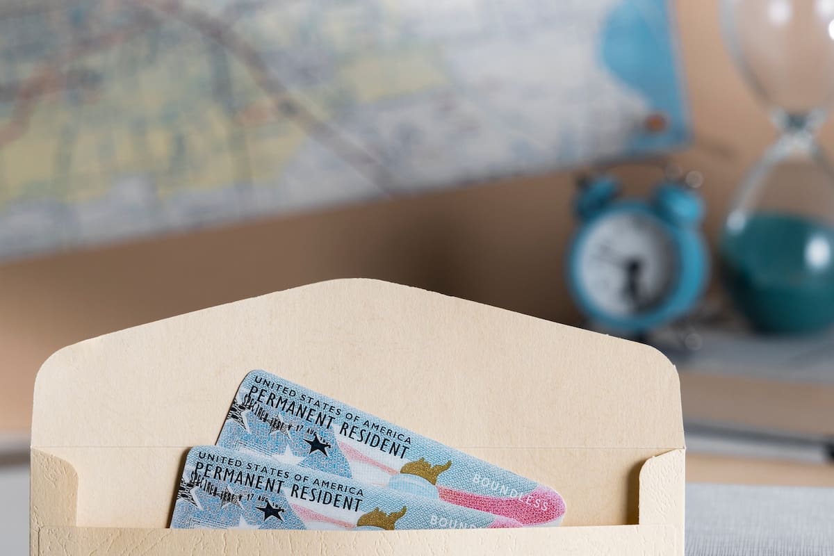 Para aplicar a la residencia permanente por la Ley de Ajuste Cubano, el solicitante debe cumplir con un tiempo mínimo de permanencia en EE.UU.