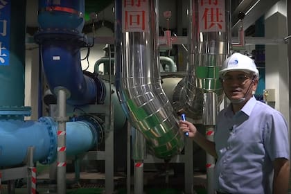 Para aprovechar la compleja red de tuberías y cañerías, el sistema de aire acondicionado central a gran escala debe funcionar de forma continua de cinco a ocho, y por este motivo es utilizado en oficinas públicas y centros comerciales