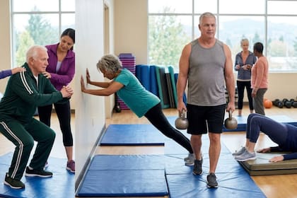 Para Ares, es fundamental que los adultos mayores realicen sentadillas, flexiones adaptadas, paseo del granjero y puentes de glúteo