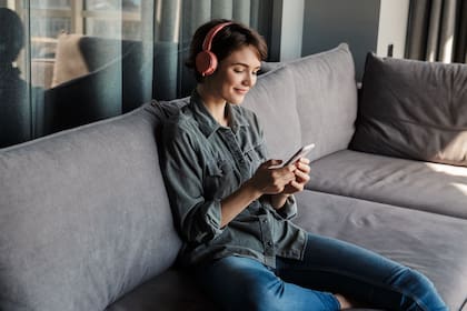Para asegurar que el celular se mantenga limpio es necesario eliminar la suciedad de sus accesorios, como los auriculares