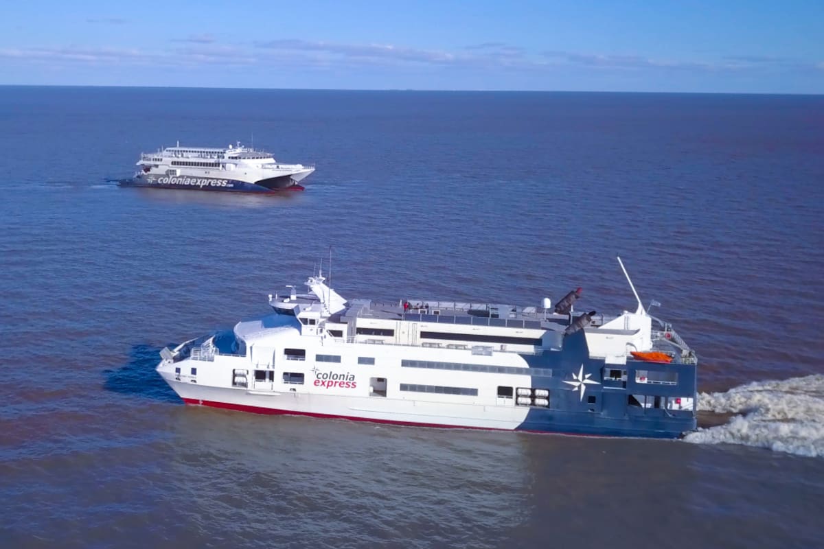 Para atracar en la terminal, Colonia Express necesita acceder a un pontón, una plataforma flotante que permite el ascenso y descenso de pasajeros y vehículos