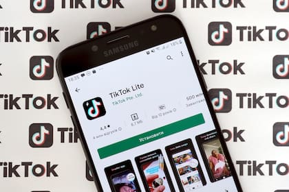 Para atraerlos, TikTok ahora le pagará a los usuarios mayores por ver videos