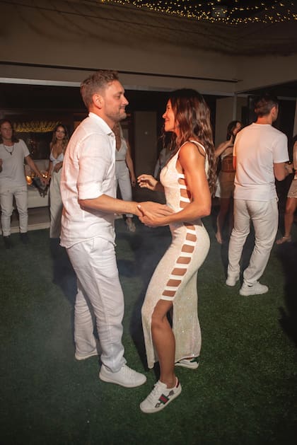 Para bailar sin parar, Caro cambió sus sandalias por unas comodísimas zapatillas Gucci.