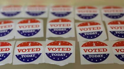 Para calificar para el registro de votantes en el estado de Nueva York, es necesario ser ciudadano de los Estados Unidos y tener al menos 18 años de edad