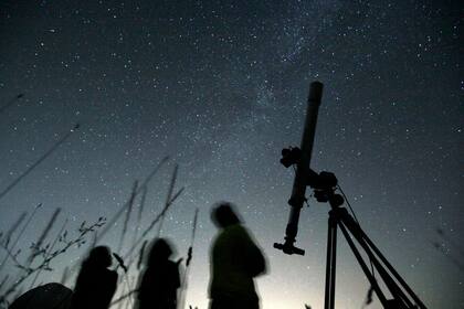Para captar todos los detalles de este fenómeno se necesita un telescopio o binoculares de alta potencia, aun si el cielo está despejado (AP Foto/Petar Petrov)