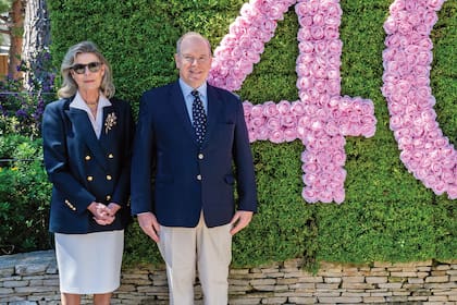 Para celebrar a su madre, Alberto y Carolina de Mónaco llevaron looks sincronizados de blazer azul con botones dorados (el de la princesa de Hannover era de Blazé Milano) y camisa. El pantalón y la pollera en tonos claros para ambos.