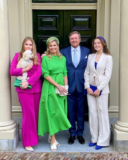 Para celebrar el Día del Rey en Rotterdam en abril de 2023, la reina eligió un outfit verde manzana de Natan (Foto: Instagram @koninklijkhuis)