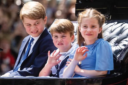 Para celebrar el reinado de su bisabuela, los principitos Cambridge hicieron su debut en carruaje en el Trooping the Colour.