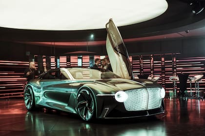 Para celebrar su aniversario número 100, Bentley decidió crear el auto más sofisticado en la historia de la compañía, y convocó a Studio Waldemeyer para encargarse de sus aspectos lumínicos.