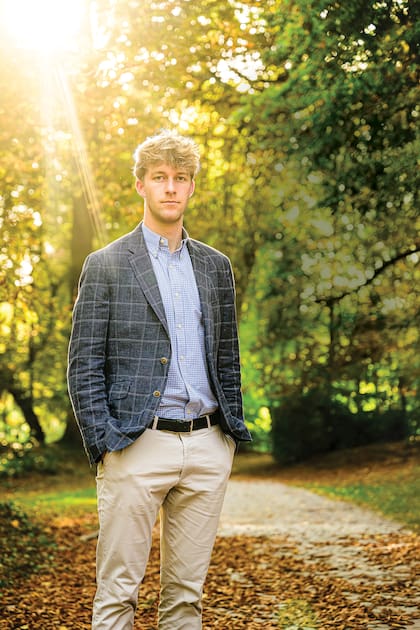 Para celebrar su cumpleaños número 21, la Casa Real de Bélgica compartió este retrato de Emmanuel posando al aire libre vestido con un look clásico