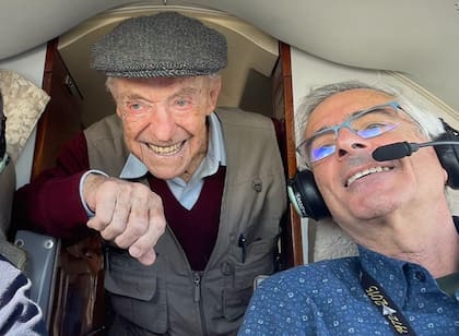 Para celebrar sus 104 años, el piloto VGM Carlos Selles invitó a volar a Ronnie Scott