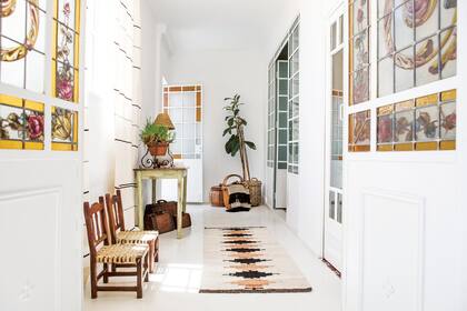 La escalera que vimos más arriba conecta con este pasillo, que da a los cuartos. Para cerrarlos y darles intimidad utilizaron frentes de vidrio repartido restaurados. La maravilla de sus antiguos dibujos y colores tiene el realce que se merece contra las nuevas superficies blancas.