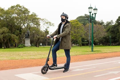 Para circular en monopatines en CABA es obligatorio el uso de casco y barbijo
