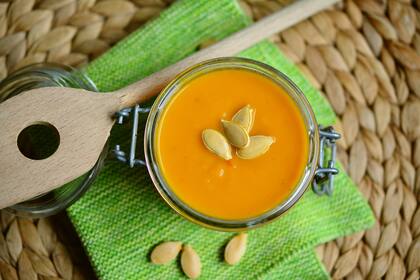 Para cocinar esta pasta hay que hornear la calabaza y luego triturarla