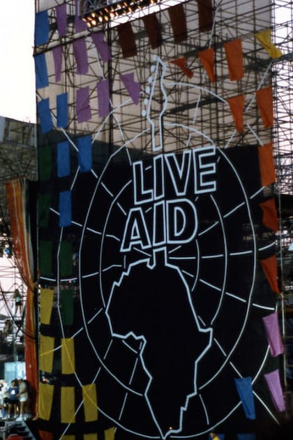 Para combatir la hambruna en Etiopía, se realizó en 1985 un encuentro musical con dos escenarios en simultáneo, en Londres y Filadelfia
