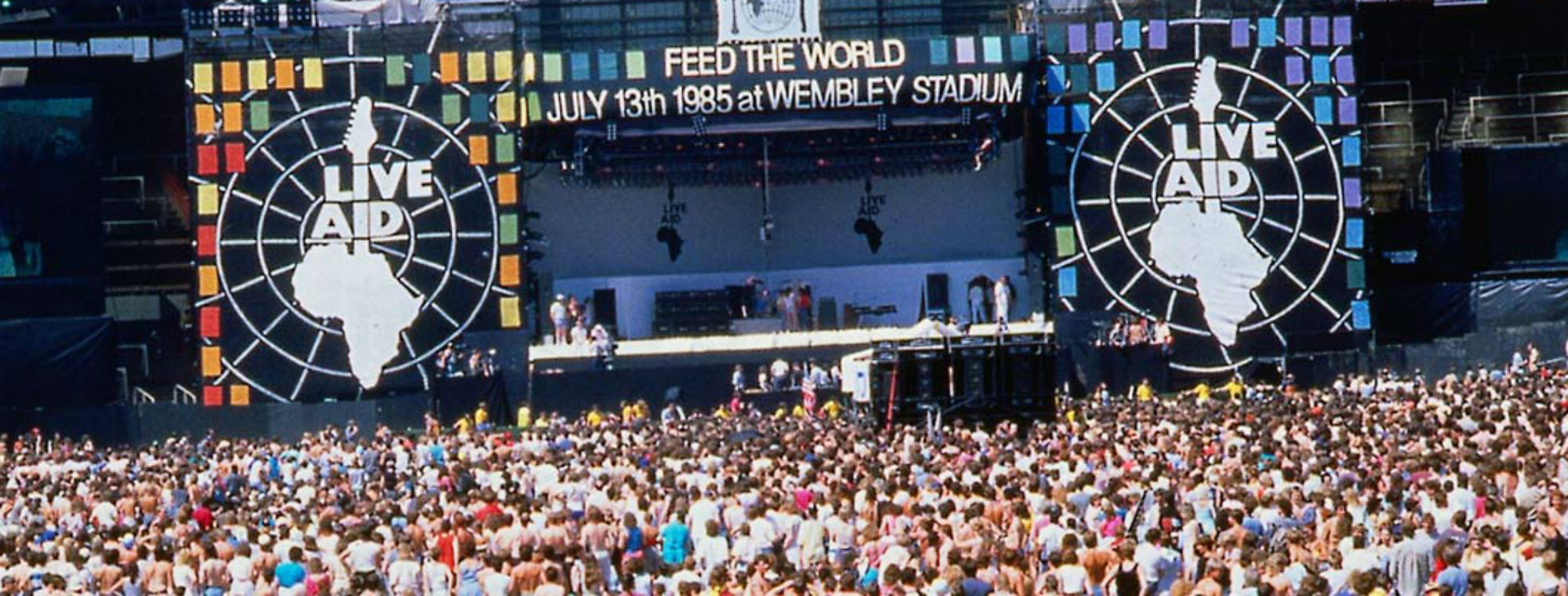 Para combatir la hambruna en Etiopía, se realizó en 1985 un encuentro musical con dos escenarios en simultáneo, en Londres y Filadelfia