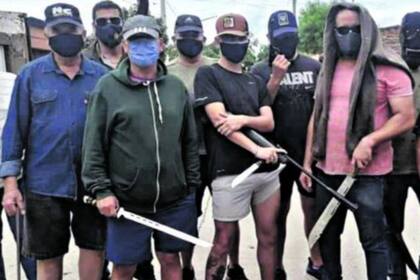 Para combatir la inseguridad, un grupo de hombres y mujeres armados organiza patrullajes en el barrio de Diza, en San Miguel de Tucumán