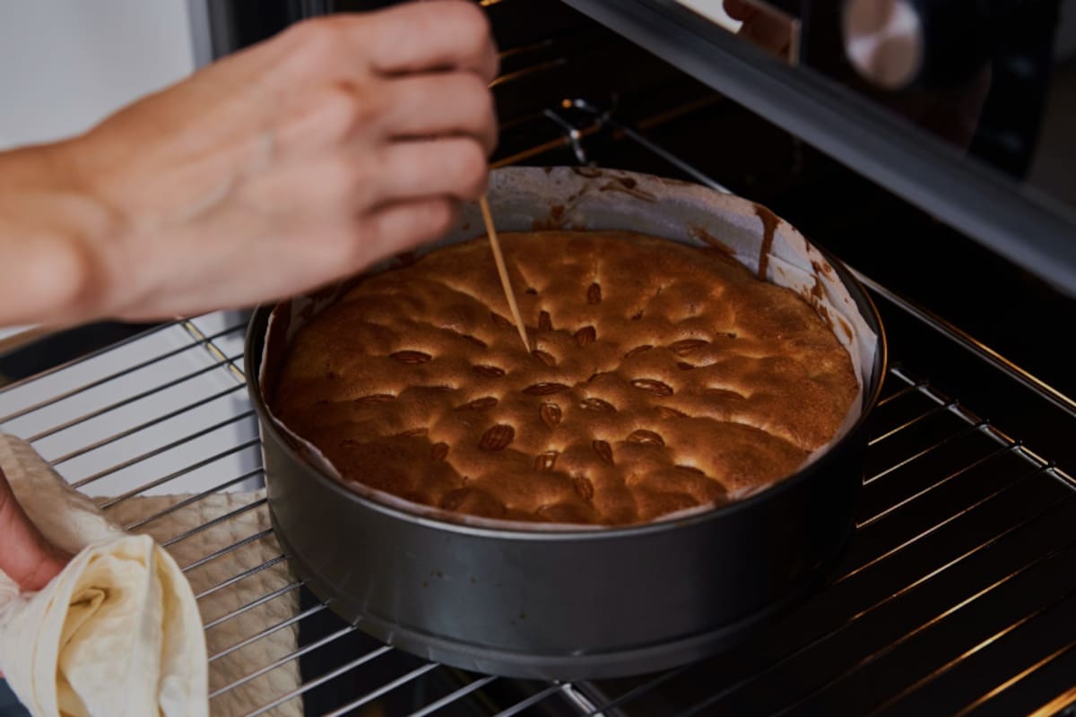 Para compartir en familia o disfrutar con amigos, una tarta de nueces y un budín de mango súper fáciles.