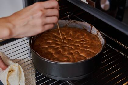 Para compartir en familia o disfrutar con amigos, una tarta de nueces y un budín de mango súper fáciles.