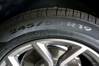 Para comprender mejor los números se va a tomar de ejemplo una llanta cuya medida es 215/60 R16. En este caso, el número “215″ hace referencia al ancho de la llanta en milímetros.
