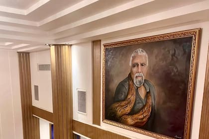 Para conmemorar el cumpleaños de Lino Patalano, en el hall del Maipo se descubrió un enorme cuadro mural de Gabriel Machado