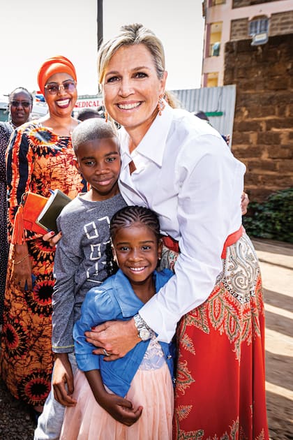 Para conocer las oficinas de Naciones Unidas en Nairobi, Máxima recicló una falda estampada de cashmere de Etro que tiene desde 2016 (curiosamente, la misma prenda figura en el vestidor de Mary de Dinamarca), y la combinó con una camisa blanca de Natan y cinturón ancho, sandalias y pendientes de forma ovalada de color naranja.