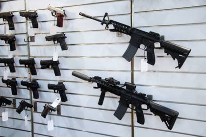Para conseguir una licencia de portación de armas en Maryland se debe completar una capacitación de seguridad, presentar huellas dactilares y pasar una verificación de antecedentes, tener mínimo 21 años y residir en el estado.