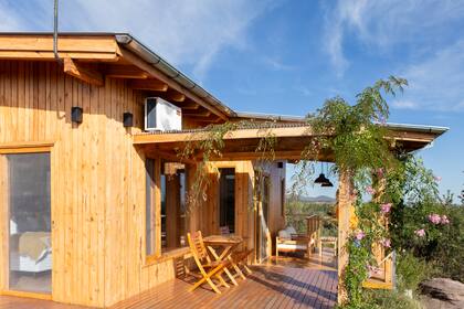 Para construir cuatro las cabañas, contrataron un estudio de arquitectura especializado en bioarquitectura, que realizó la construcción en madera, en seco, sobre piedra con pilotes