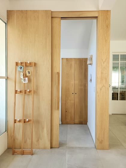Para contener la escalera hicieron un frente de madera de kiri (Carpintería JS).