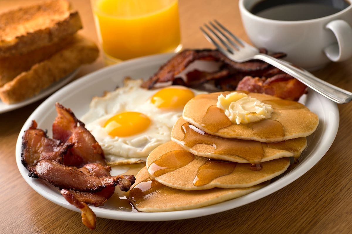 Para continuar con la impronta de su pizza neoyorquina, Hells Pizza abre también al desayuno, para ofrecer pancakes y huevos revueltos con panceta