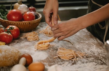 Para cortar los fideos ayudate de una pastalinda; si no tenés máquina, utilizá la cuchilla