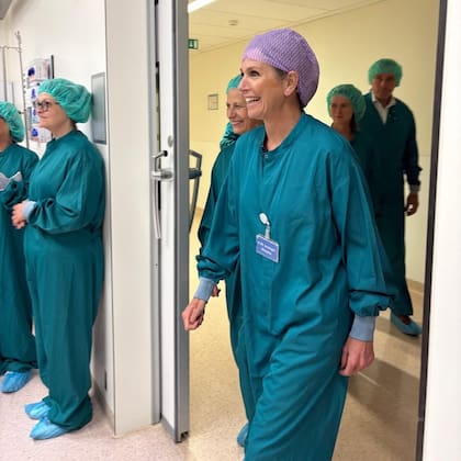 Para cumplir con el protocolo de higiene y seguridad, Zorreguieta usó un ambo celeste y una cofia (Foto: Instagram @radboudumc)