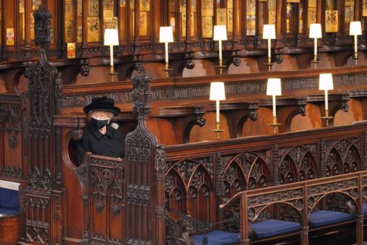 Para cumplir con las medidas de distanciamiento social, la reina Isabel se sentó sola durante el funeral de su esposo, el príncipe Felipe