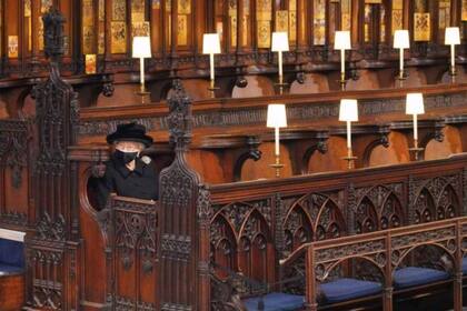 Para cumplir con las medidas de distanciamiento social, la reina Isabel se sentó sola durante el funeral de su esposo, el príncipe Felipe