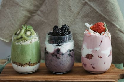 Para darle más sabor se le puede agregar al yogur frutas trozadas. (Canva)
