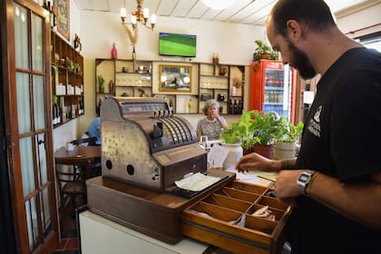 Para decorar el lugar, Virginia y Sebastián recurrieron a objetos antiguos de toda la familia.