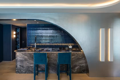 Para definir el espacio de la cocina, Leti Rocco y Julieta Rocco diseñaron un medio arco de Durlock que luego pintaron de plateado (Colorín).