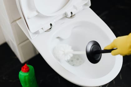 Para dejar la taza y el asiento del inodoro impecables, aplicá ácido cítrico sobre la superficie