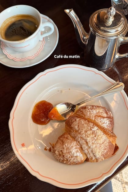 Para desayunar eligió el exclusivo Sant Ambroeus, un café milanés inaugurado en 1936 que también tiene una sede en la capital francesa