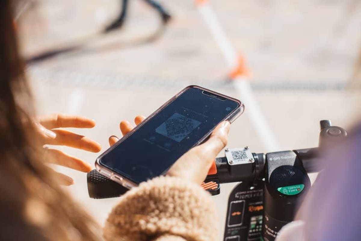 Para desbloquear los monopatines es necesario descargar la app en el teléfono celular