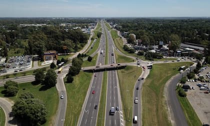 Para detener un auto por completo que circula a 110 km/h se necesitan 65 metros