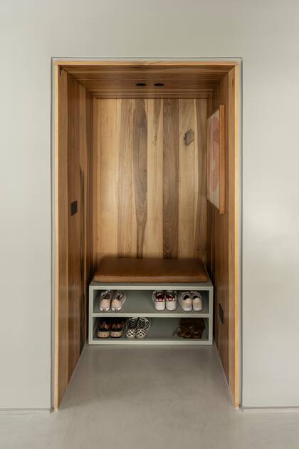 Para dialogar con el living-comedor, también revistieron este espacio con entablonado de petiribí (Fallone Studio)